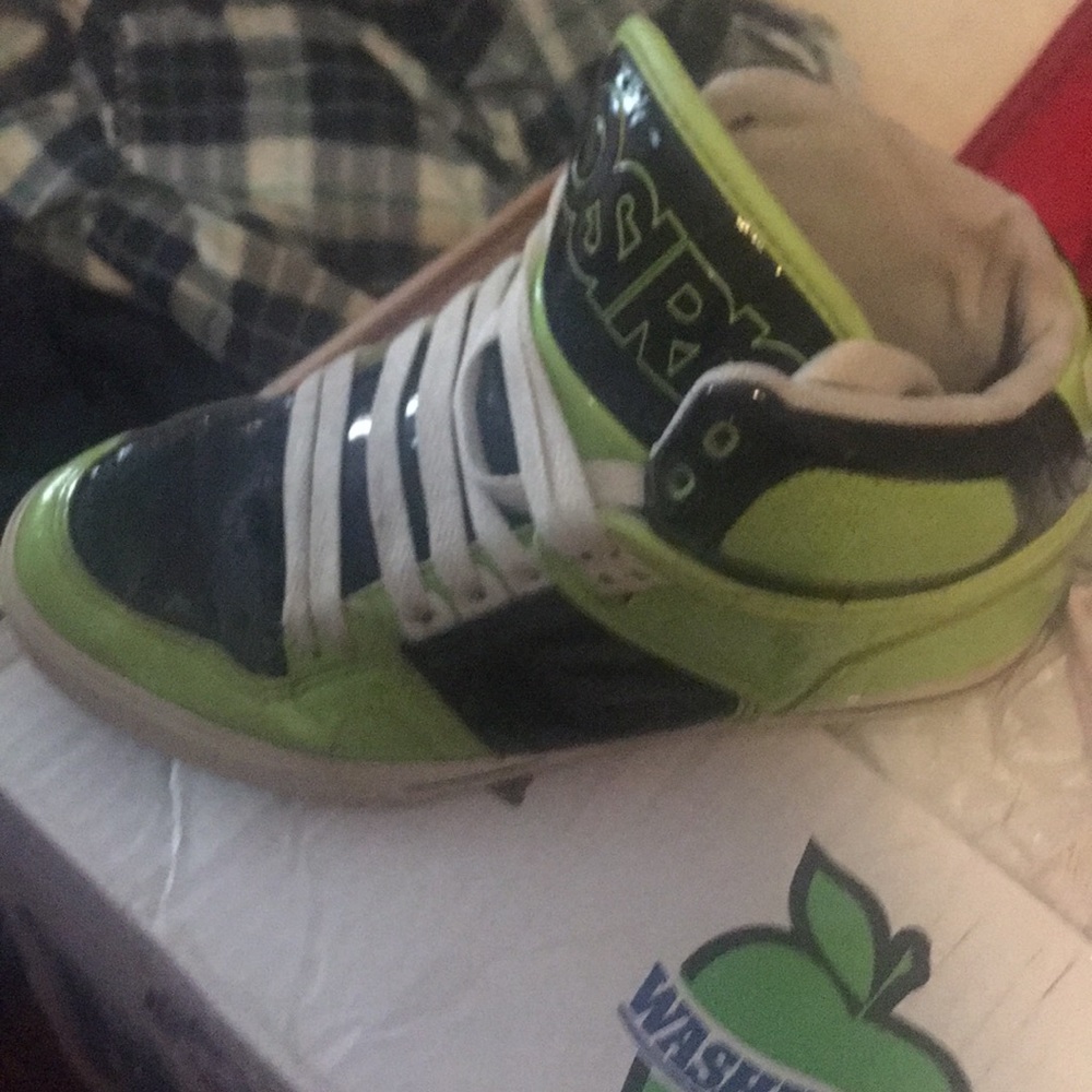I’m selling green sneakers